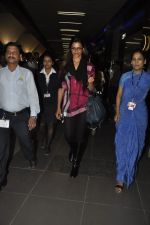 Deepika Padukone returns from Cocktail Shoot in Airport, Mumbai on 6th Jan 2012 (2).JPG